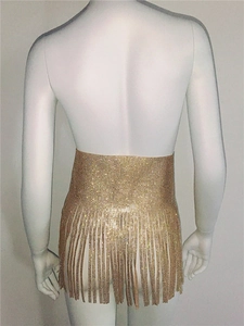 Vue détaillée de la maille dorée en strass avec de longues franges festives