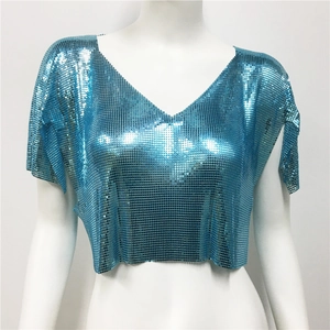 Dettaglio del tessuto a rete con paillettes blu metallizzato su un top corto a V