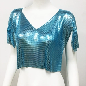 Dettaglio del top corto in metallo blu con paillettes che mostra lo scollo a V profondo