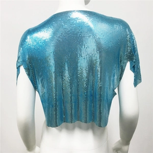 Dettaglio del crop top in maglia metallica blu brillante con paillettes luccicanti