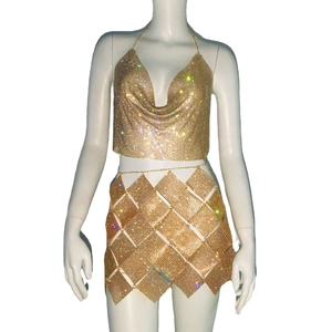 Ensemble doré scintillant en strass avec haut dos nu et mini-jupe à paillettes chic