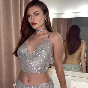 Funkelndes Strass-Crop-Top und Rock-Set mit tiefem V-Ausschnitt und passendem Choker