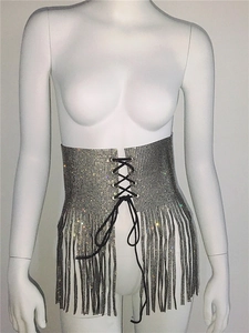 Détail de la ceinture corset en strass argentés avec laçage noir et longues franges de chaînes