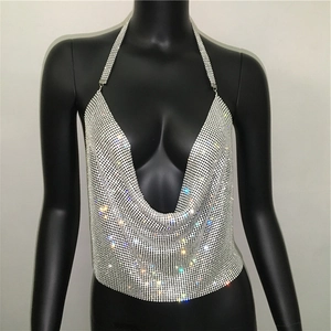 Dettaglio del crop top con paillettes argentate con scollo a U profondo e rete drappeggiata