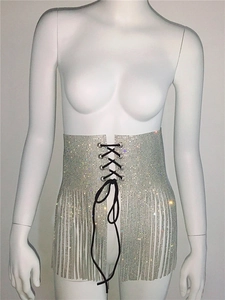 Détail d'une ceinture à franges en strass argentés avec lacets noirs et cristaux pendants
