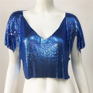 Dettaglio del crop top con paillettes blu e texture a rete metallica scintillante