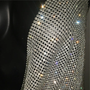Dettaglio di maglia di strass argento con cristalli scintillanti su un manichino nero