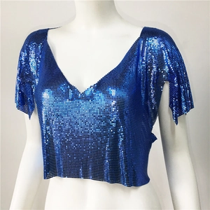 Dettaglio del crop top di paillettes blu reale con scollo a V e trama metallica per festival