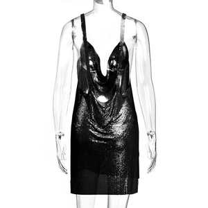 Détail d'une mini robe noire à paillettes avec décolleté en V profond et fines bretelles