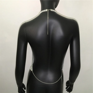 Dettaglio del retro della catena per il corpo argentata con maglia di strass su manichino