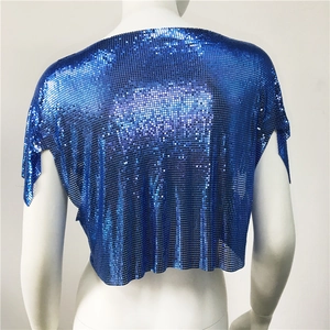 Vista posteriore del crop top di paillettes metalliche blu elettrico su un manichino bianco