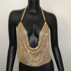 Dettaglio della trama in maglia metallica con paillettes dorate sul top a fascia con scollo a V