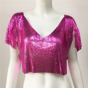 Dettaglio del crop top di paillettes metalliche fucsia con scollo a V e maglia lucida