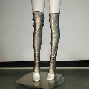 Détail de manchons de jambe en maille noire avec strass AB étincelants pour un look glamour