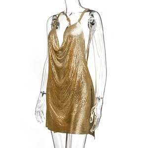 Détail du tissu en cotte de mailles dorée scintillante sur une robe de soirée sexy