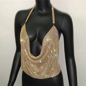 Dettaglio di paillettes in maglia metallica dorata e trama a maglia su crop top sexy