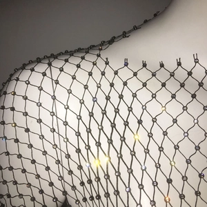 Detail von schwarzem Netz-Oberteil mit funkelnden Strasssteinen an jedem Gitterpunkt