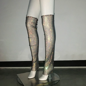 Vue détaillée des jambières en résille avec strass brillants et texture de maille fine