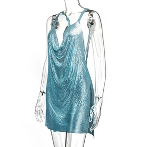 Détail de la mini robe bleu clair en cotte de mailles avec sequins et fente latérale