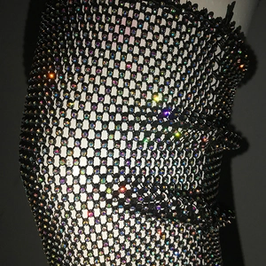Détail du tissu en maille noire avec strass scintillants et texture filet délicate