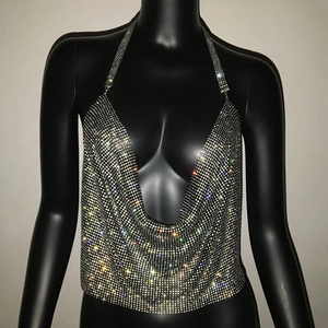 Dettaglio del top all'americana in maglia glitterata argento con catene di strass
