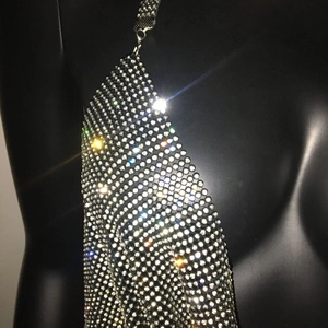 Dettaglio del top in rete di strass argento con reticolo di cristalli luccicanti di lato