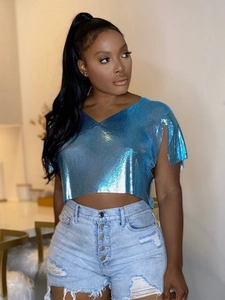 Top corto blu scintillante in maglia metallica con scollo a V e pantaloncini denim