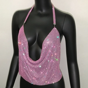 Dettaglio del top rosa a lupetto in maglia metallica con strass scintillanti e scollo a V