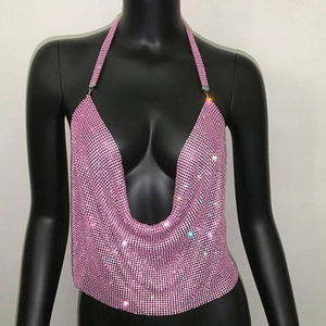 Dettaglio macro della maglia di strass rosa sul top all'americana con maglie in metallo