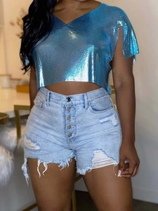 Top corto con paillettes blu metallizzato scollo a V e pantaloncini di jeans strappati