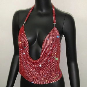 Dettaglio del top all'americana in rete di strass rossi con catena in metallo e scollo