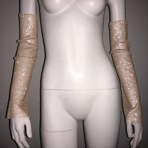 Détail de manchons résille scintillants avec strass pour fête sur un mannequin