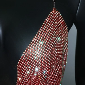 Dettaglio macro della maglia con strass rossi e anelli di metallo di un crop top sexy