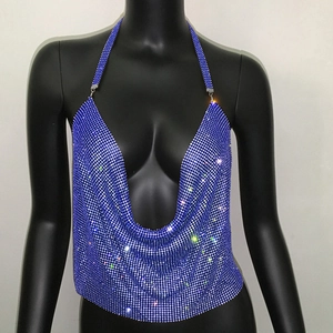 Dettaglio macro del top allacciato al collo in strass blu intenso con rete metallica