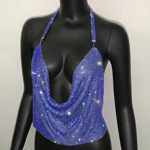 Dettaglio del top a lupetto blu reale con paillettes e strass luccicanti in rete