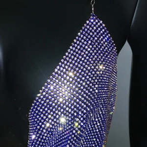 Dettaglio del crop top in mesh blu con strass bianchi scintillanti per feste