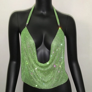 Dettaglio del top all'americana con paillettes verde brillante e strass con scollo a U