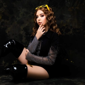 Manches sexy en résille avec strass noir, body assorti et bottes en cuir verni