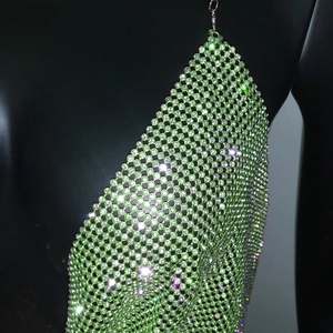 Dettaglio del top a rete con strass verdi che mostra cristalli e trama metallica fine