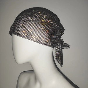 Primo piano di un foulard a rete nera con strass multicolori su una modella