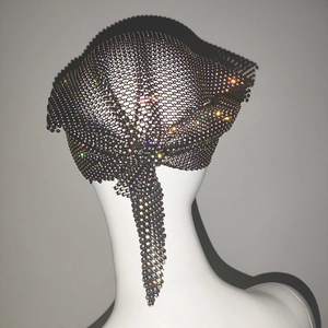 Dettaglio di un foulard a triangolo in rete con strass scintillanti su base nera