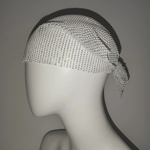Dettaglio bandana in rete bianca con strass iridescenti e chiusura con lacci