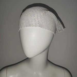 Dettaglio bandana in rete bianca con strass luccicanti per accessori capelli alla moda
