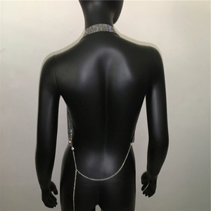 Dettaglio del top all'americana argento con strass scintillanti e rete metallica