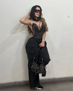 Tenue de style urbain avec haut licou à paillettes noir et pantalon cargo pour femmes