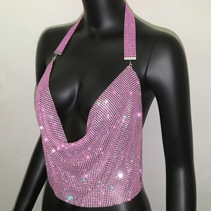 Dettaglio frontale del crop top con paillettes rosa e scollatura a V profonda