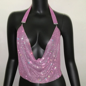Dettaglio ravvicinato del top a lupetto con strass rosa e tessuto a maglia metallica
