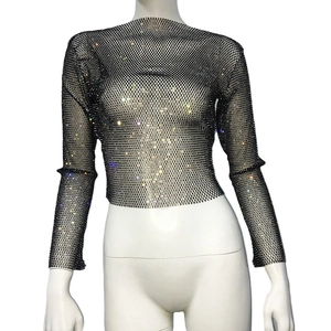 Top corto nero in rete con strass scintillanti a maniche lunghe e tessuto velato