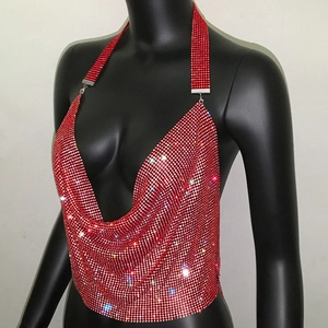 Dettaglio del top rosso con strass scintillanti e trama a rete metallica luccicante
