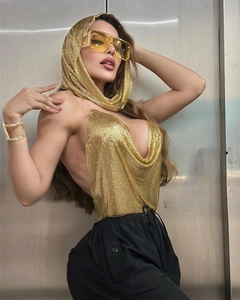 Détail du haut à sequins en maille dorée avec col bénitier et dos nu pour un look de fête